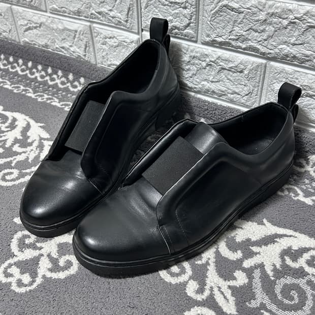 엠보스드 스트랩 슬립온 슈즈