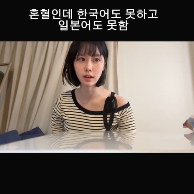 블랙 화이트 오픈숄더 리본