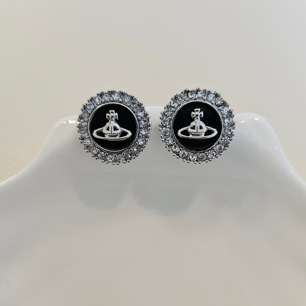 비비안웨스트우드 업사이클링 블랙 단추 귀걸이