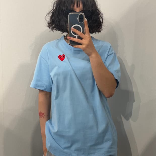 XL 플레이 꼼데가르송 레드 하트 와펜 로고 반팔 티셔츠 블루