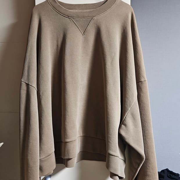 엔타이어 스튜디오 맨투맨 브라운