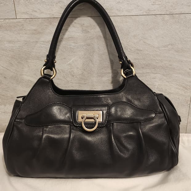 페라가모 간치니 레더 숄더백 블랙