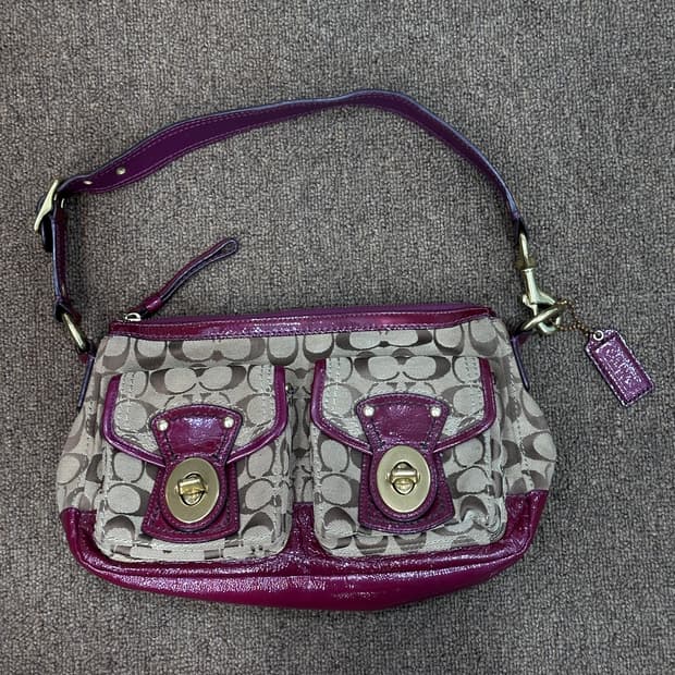 코치 시그니처 버건디 숄더백