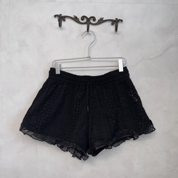 Black ethnic punching lace short pants