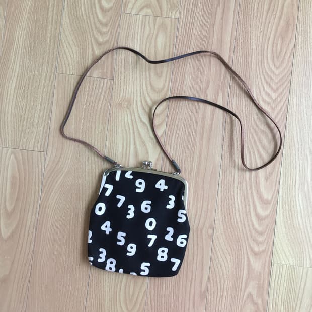 소우소우 크로스백 소우소우가마구치 크로스백 숫자 패턴 블랙 숄더 가방