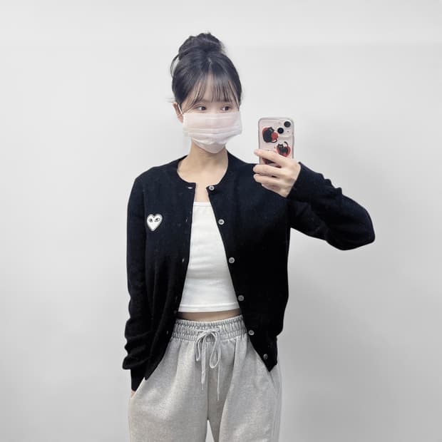꼼데가르송 화이트 하트 와펜 라운드 니트 가디건 블랙