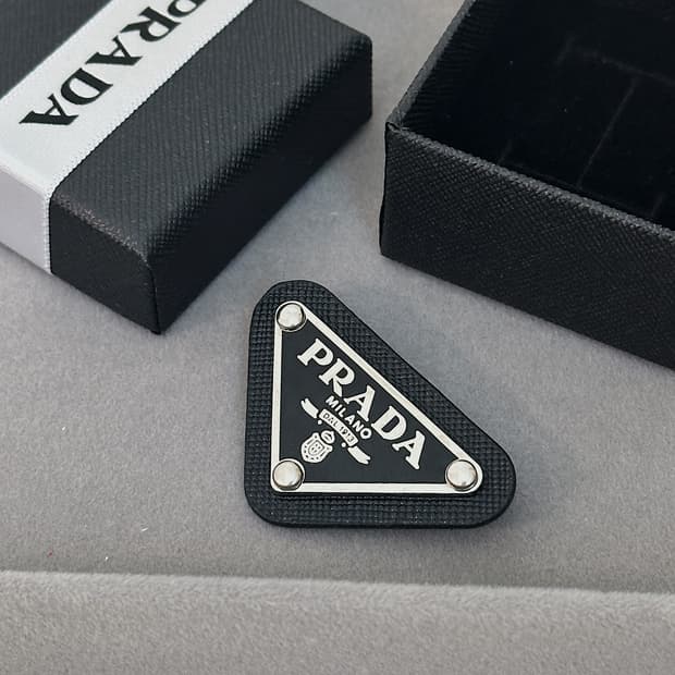 프라다 레더 빈티지 넥타이핀 브로치