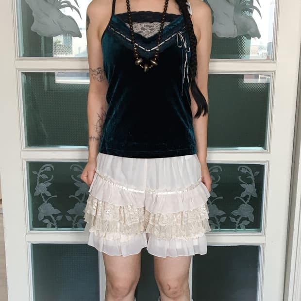 Lace point velvet sleeveless