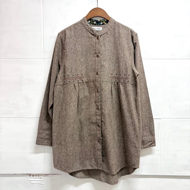 모리걸 자수 브라운 언발 블라우스 