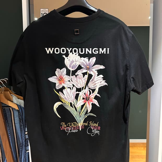 우영미 24FW 플라워백로고 블랙 반팔 50