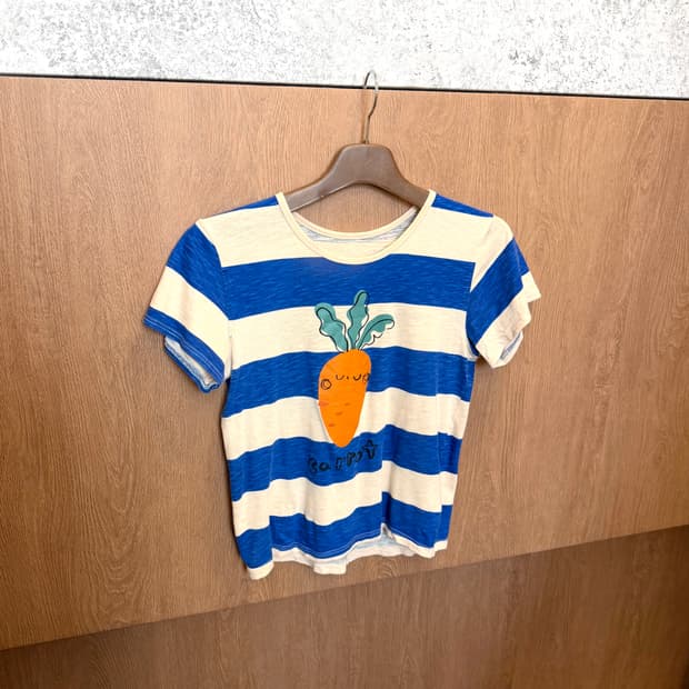 빈티지 라운드넥 반팔 티셔츠 스트라이프 당근 프린팅 디테일 블루 아이보리