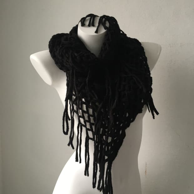 fringe net layered muffler