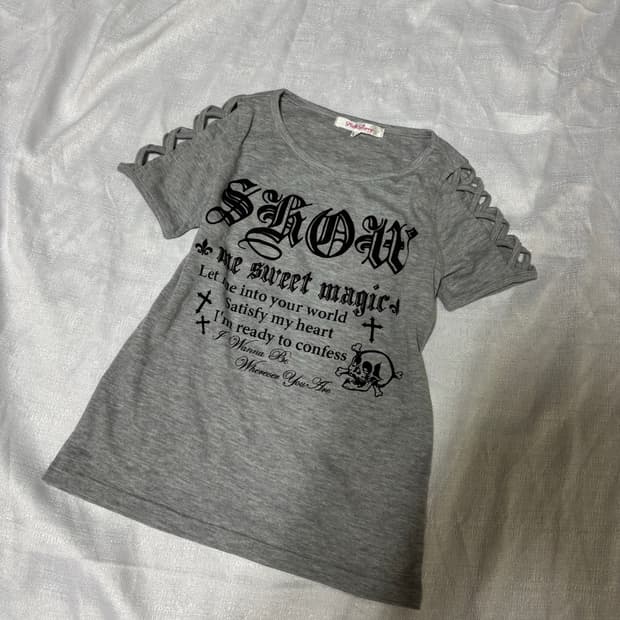 “Unknown” Y2K Skull Print Grey Tee
