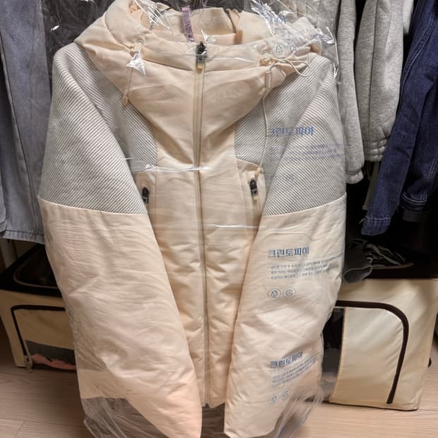 데상트 스웨터 페이스 후드 숏다운