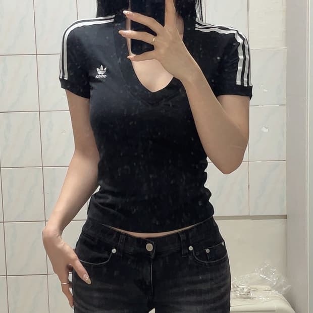 아디다스 3선 브이넥 슬림 반팔티 블랙