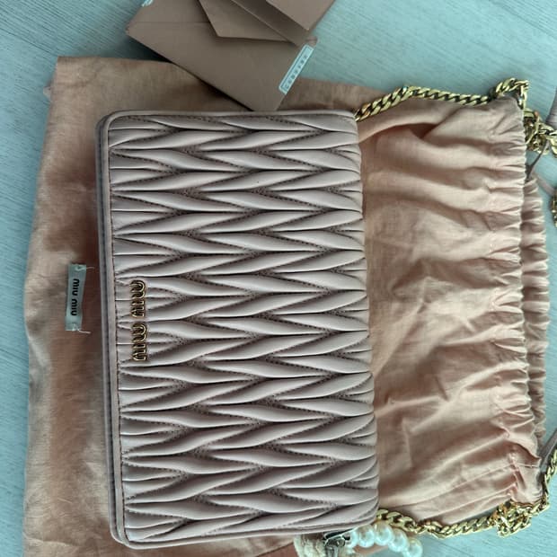 미우미우 마트라쎄 woc체인크로스백핑크