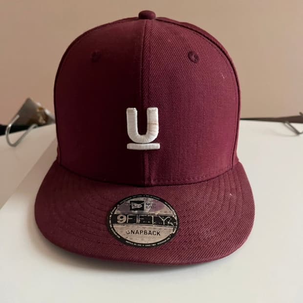 언더커버 캡 와인색 