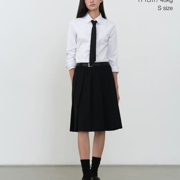 우먼즈 플리츠 니 렝스 스커트 [블랙]