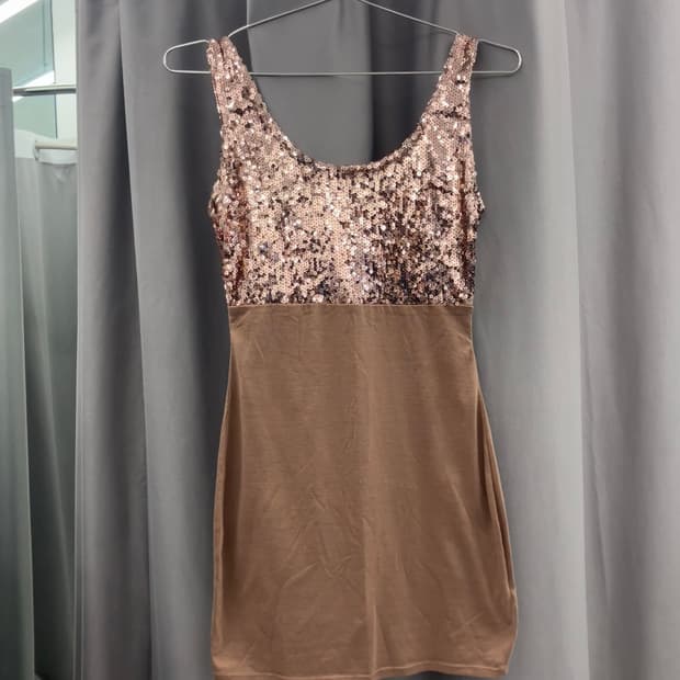 시퀸트리밍 슬리브리스 원피스 