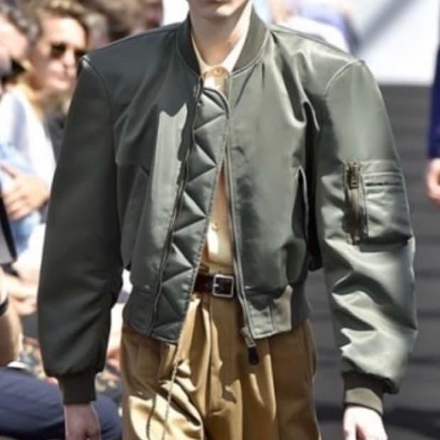 [ M ] 발렌시아가 크롭 봄버 카키