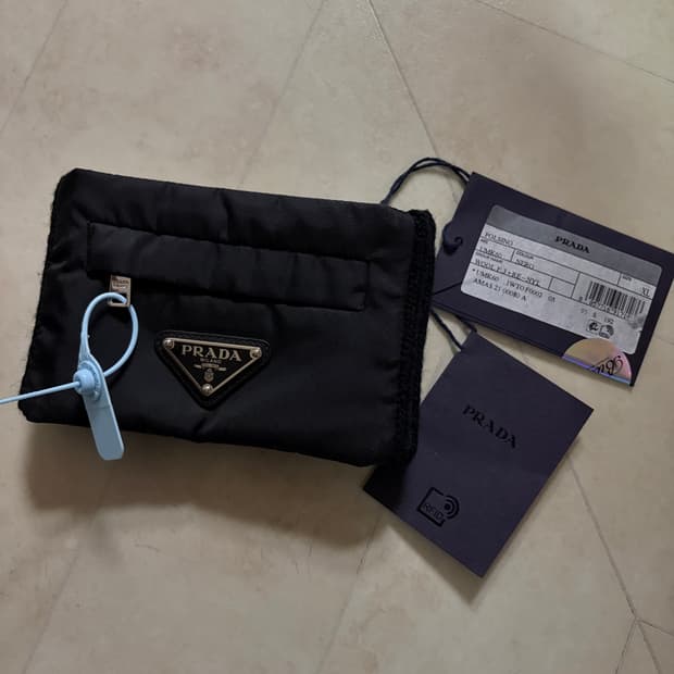 [새상품]프라다 로고 니트 밴드 카드지갑 XL