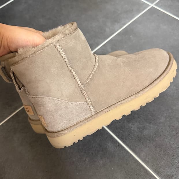 UGG 오버로크 스티치 미니 부츠 (클래식 미니 ll) W - 카리부