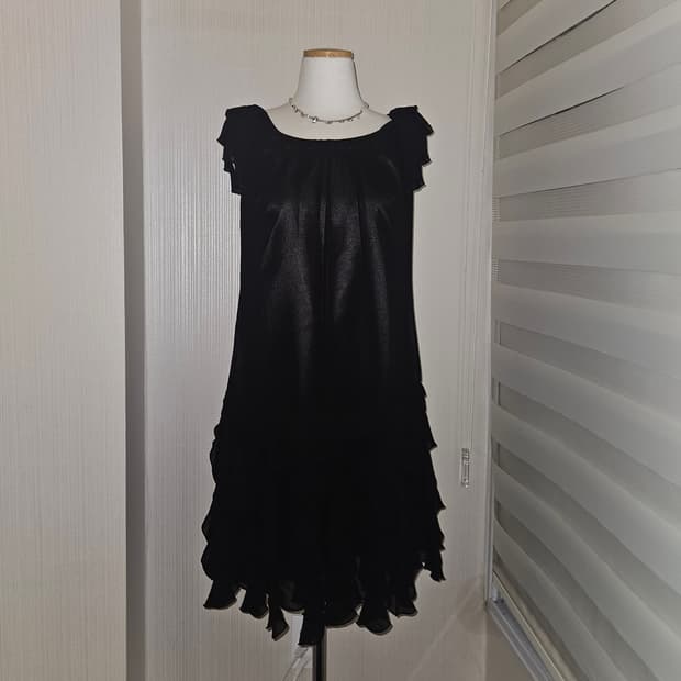 jines 공겜여주 블랙 러플 드레스