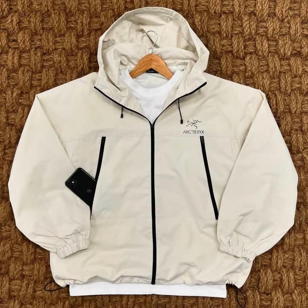 아크테릭스 자수 바람막이