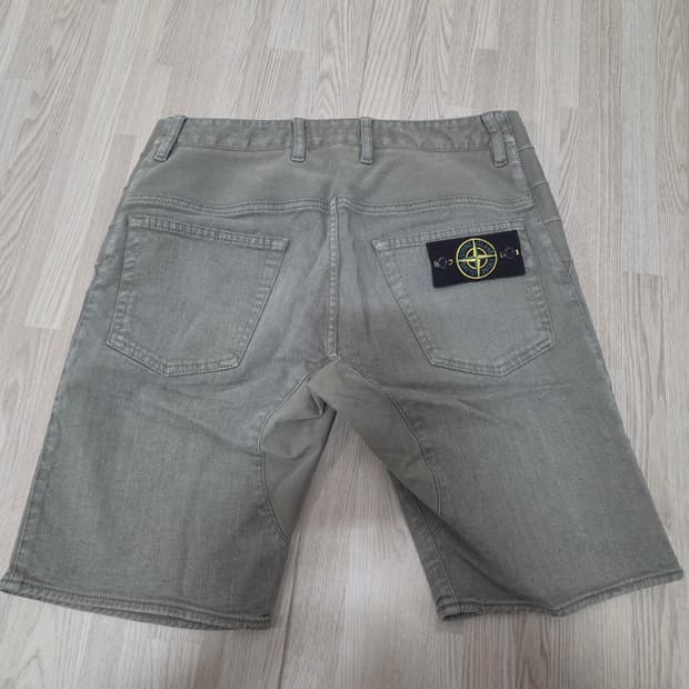 스톤아일랜드 카키 반바지 