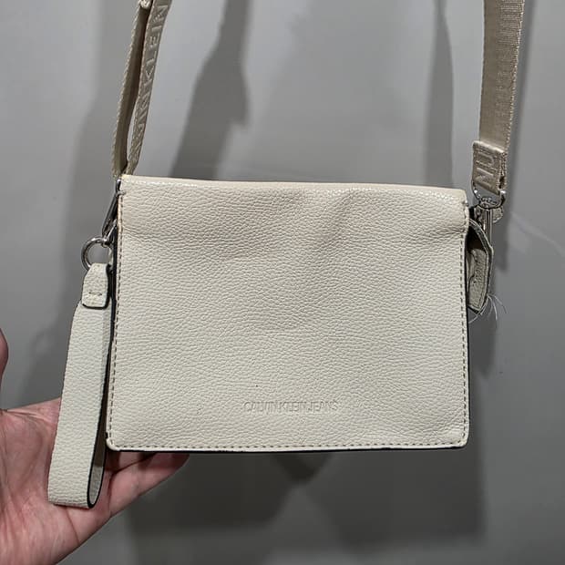 CK 캘빈클라인 진 스트랩 미니 크로스백