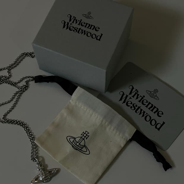 비비안 웨스트우드 바스 릴리프 목걸이