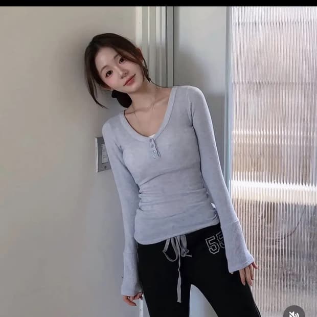 클라우드이모션 버터 딥 브이 슬림 버튼티 소라