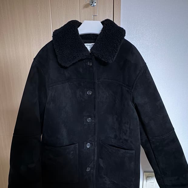 TEDDY COLLAR BUTTON MUSTANG_BLACK