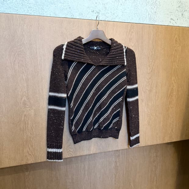 빈티지 롱슬리브 니트 사선 스트라이프 패턴 와이드 카라 디테일 브라운