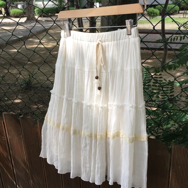 아이보리 플리츠 미디 스커트