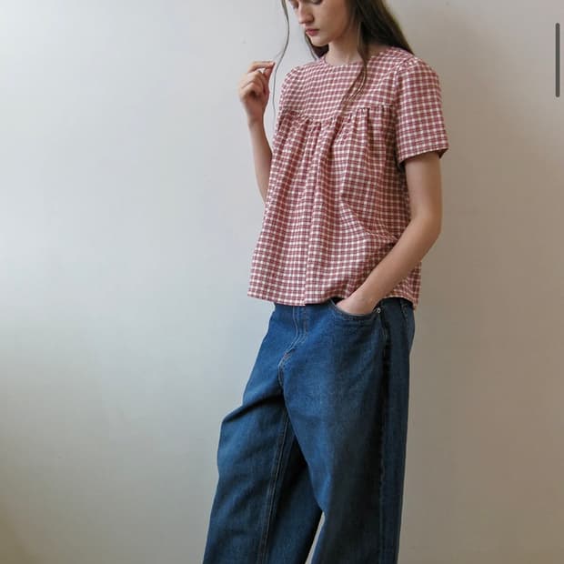 Naats Check shirring half blouse, red