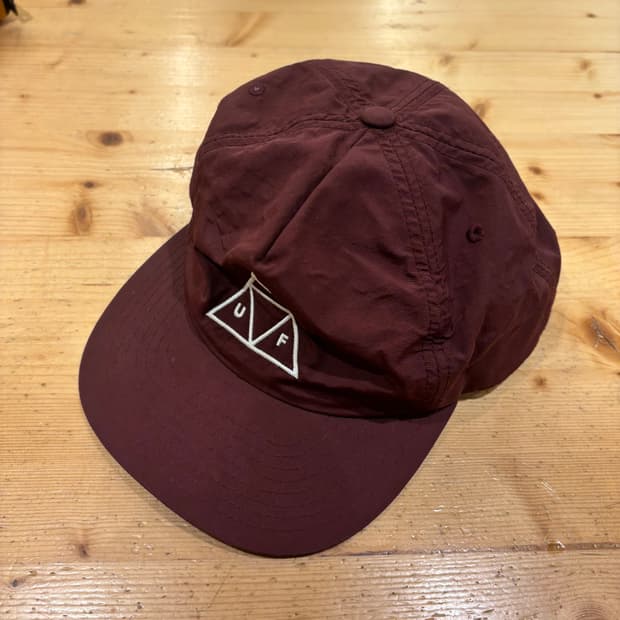 허프 버건디 스몰로고 캠프캡