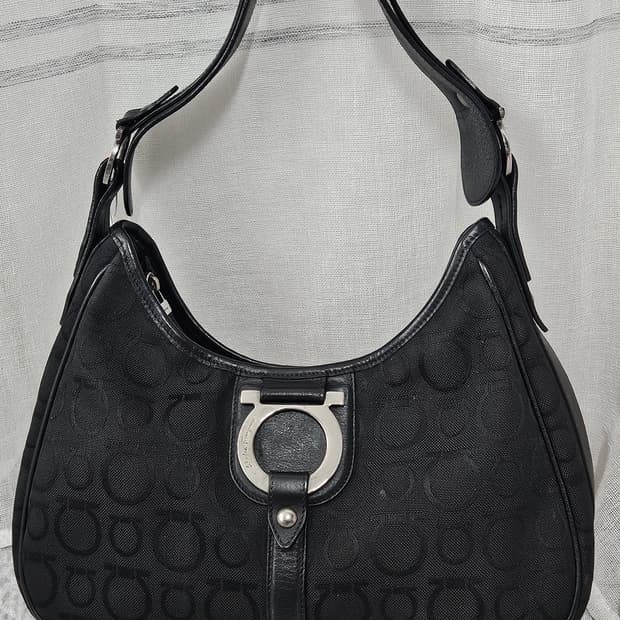 페라가모 블랙 호보 숄더백