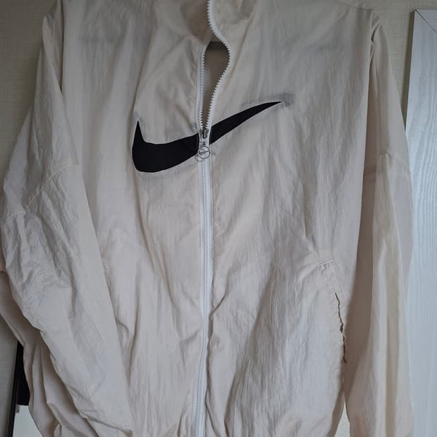 (정품) 나이키 에센셜 스우시 바람막이 S 사이즈 연베이지
