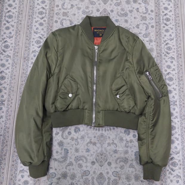 MAGNOLIA 부티크 크롭 봄버 점퍼