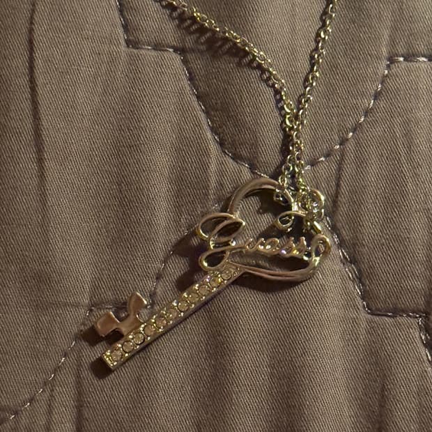 게스 열쇠모양 빈티지 목걸이 (키 펜던트)