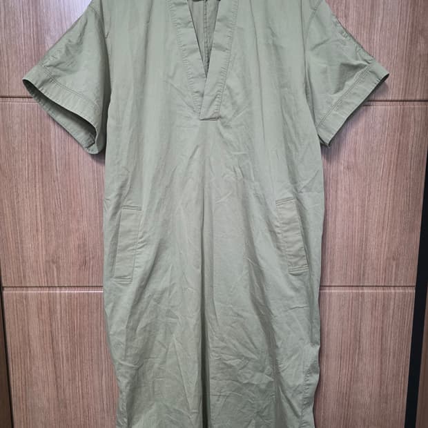 앤아더스토리즈 브이넥 코튼 카프탄 원피스