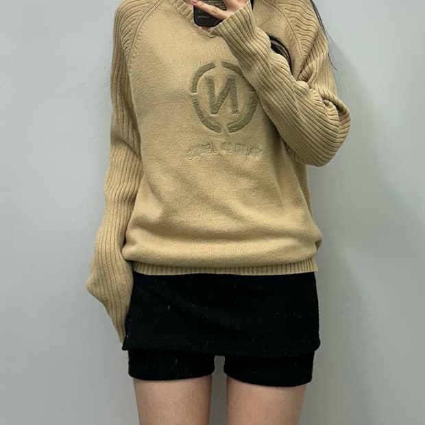 노티카 자수로고 베이지 니트