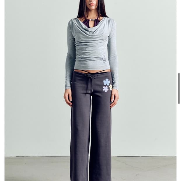 애즈이프칼리 FLOWER APPLIQUE BOOTCUT PANTS 차콜