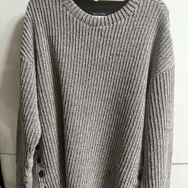 메종 미네드 사이드 단추 니트