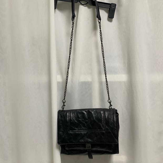 링클 이펙트 락 크로스백