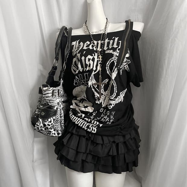 Chu xxx zipper off-shoulder T-shirt 펑크탑
