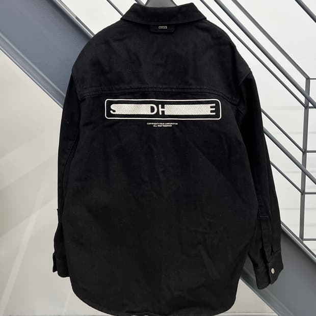 솔리드옴므 빅로고 데님 셔츠 자켓 / 블랙