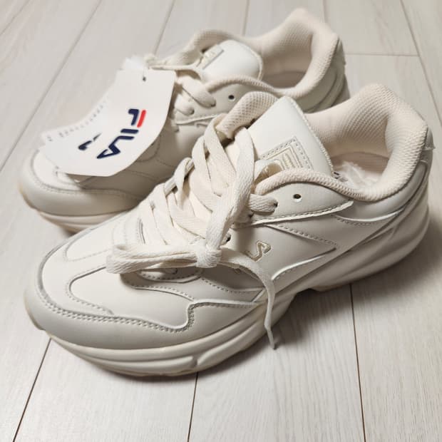 택 새상품) 휠라 운동화 딜레이션 어글리 슈즈 사이즈230

여러 중고사