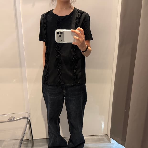 빈티지 라운드넥 반팔 티셔츠 프릴 디테일 레귤러핏 블랙